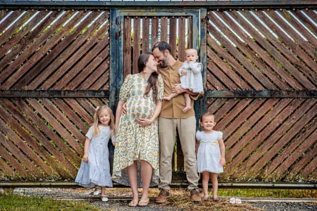 Foto de embarazo de una familia católica - Banco de imágenes católicas