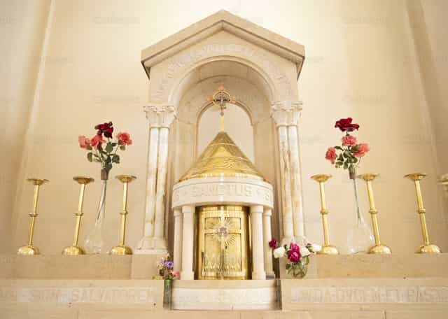 Tabernáculo no Altar - Imagens católicas de stock