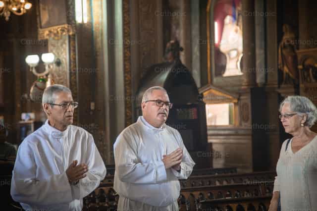 Diáconos en procesión - Banco de imágenes católicas