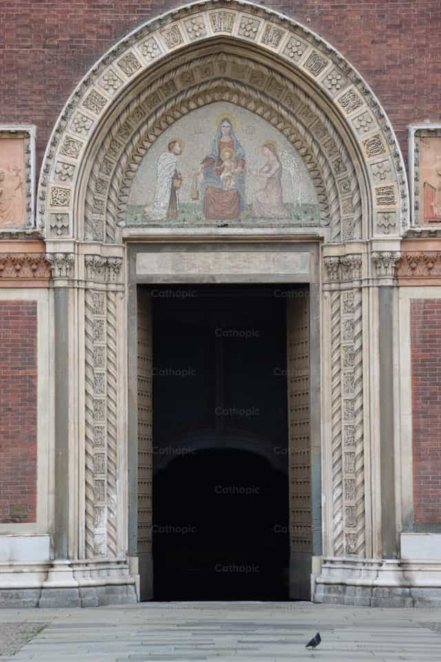 En la fachada - Banco de imágenes católicas - Fotografía por Saul Ibarra