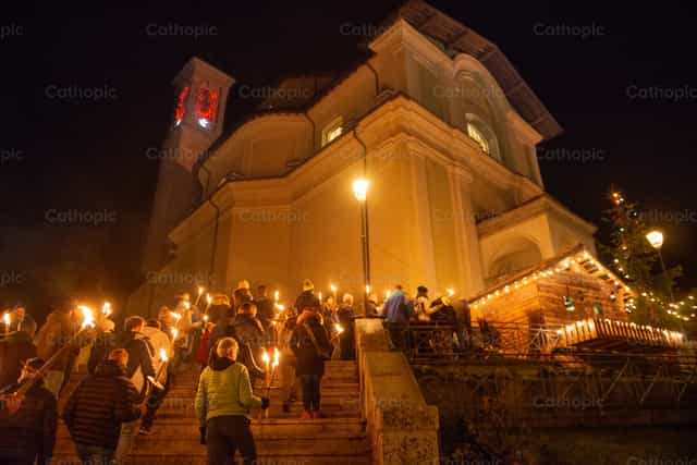 Procesión con antorchas - Banco de imágenes católicas - Fotografía por Pierluigi Palazzi