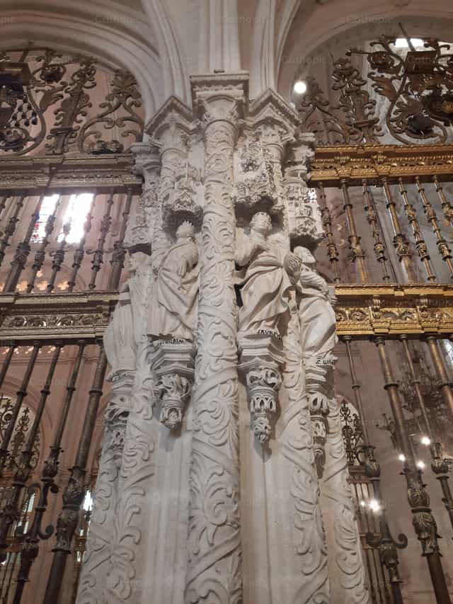 Coluna da catedral - Imagens católicas de stock - Foto de Alf B