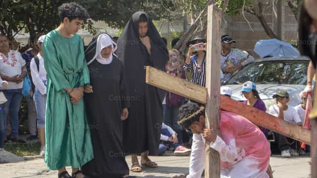 Chemin de croix pour les jeunes - Images catholiques de stock