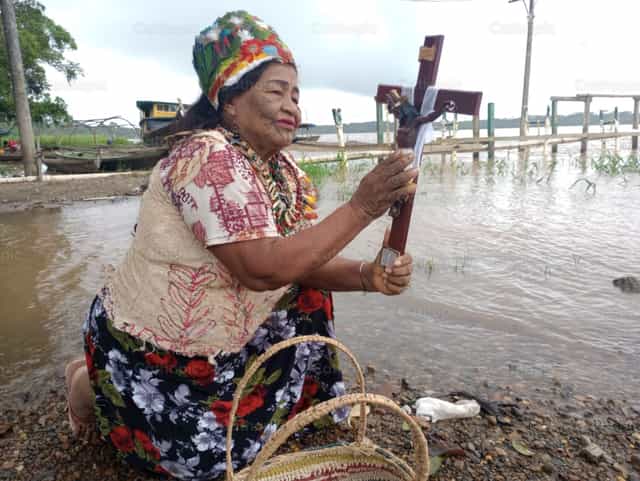 Madre indígena ruega a Jesucristo por la Paz - Banco de imágenes católicas