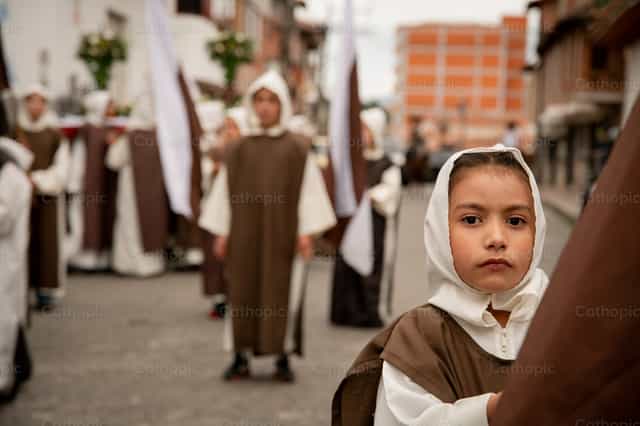 Niña vestida de monja carmelita - Banco de imágenes católicas - Fotografía por Carolina BR