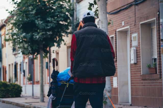 Hombre pobre y sin hogar - Banco de imágenes católicas - Fotografía por Almures Studio