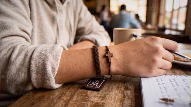 Adolescent avec une croix au poignet - Images catholiques de stock - Photo de Noemí Márquez