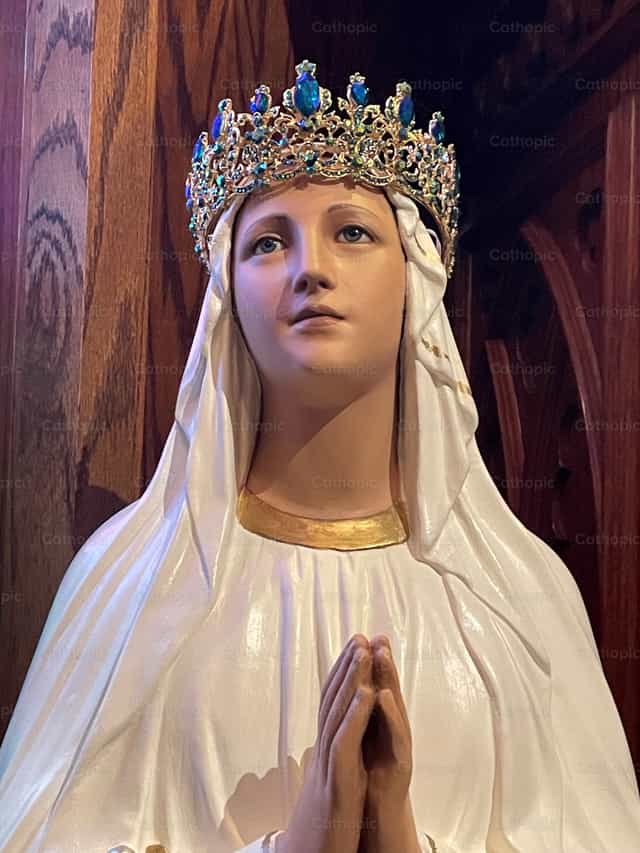 La Reina Madre Maria rezando - Banco de imágenes católicas