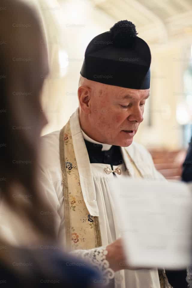 Sacerdote reza vistiendo estola blanca - Banco de imágenes católicas - Fotografía por Carlos Sierra