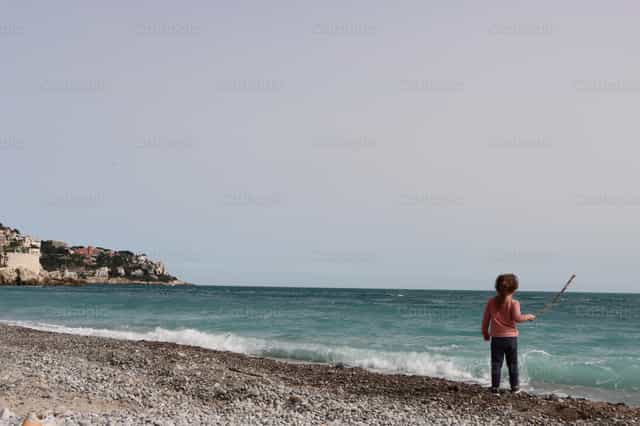 Menina na praia - Imagens católicas de stock