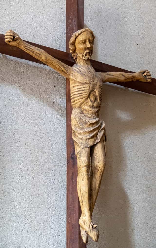 Egy kézzel faragott faszobor Jézus Krisztust ábrázolja - Katolikus stockképek