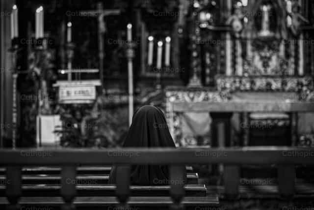 Nun during liturgy of the hours - Catholic stock images - Photo by Julián Iglesias
