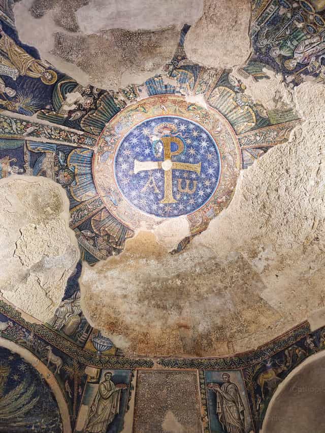 Baptisterio de Nápoles - Banco de imágenes católicas - Fotografía por Marius Jocys