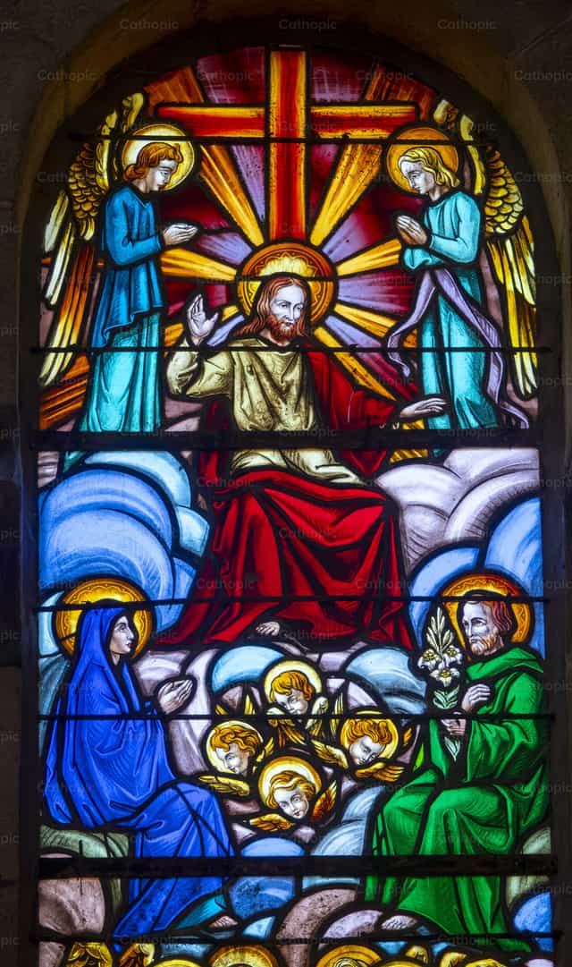 Buntglasfenster mit Jesus und Heiligen - Katholische Stockfotos