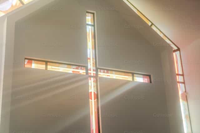 Cruz de vidrieras - interior de la iglesia - Banco de imágenes católicas