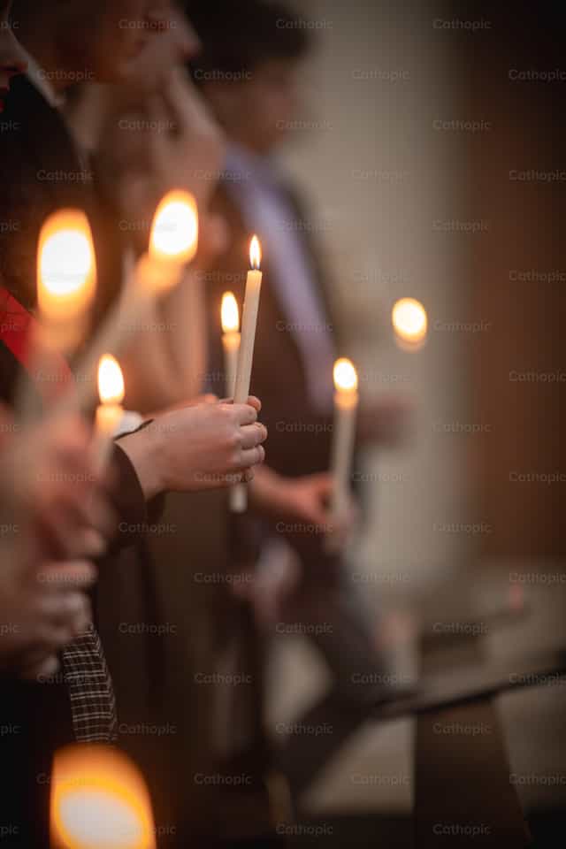 Le mani tengono la luce di una candela - Immagini stock cattoliche - Foto di Yandry Fernández Perdomo