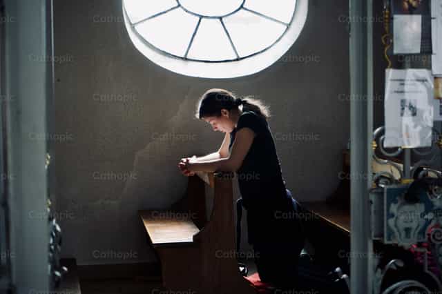 Woman praying - Catholic stock images - Photo by Lupe Belmonte