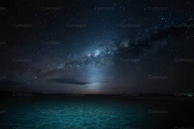 Under the immensity - Banco de imágenes católicas