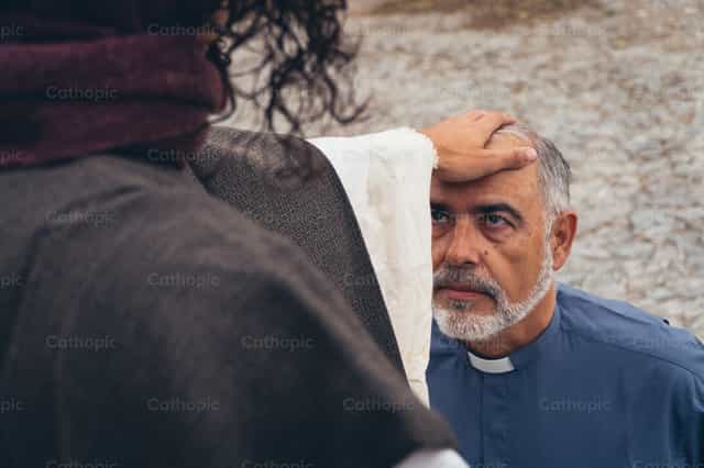 Jesús bendice al sacerdote - Banco de imágenes católicas - Fotografía por Almures Studio