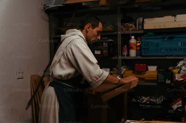 Verbum Spei brother working with wood - Catholic stock images - Photo by Almures Studio