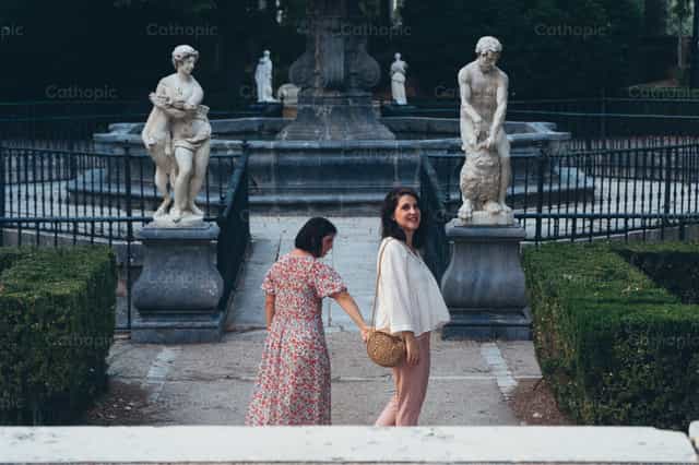 Caminando juntos - Banco de imágenes católicas - Fotografía por Almures Studio