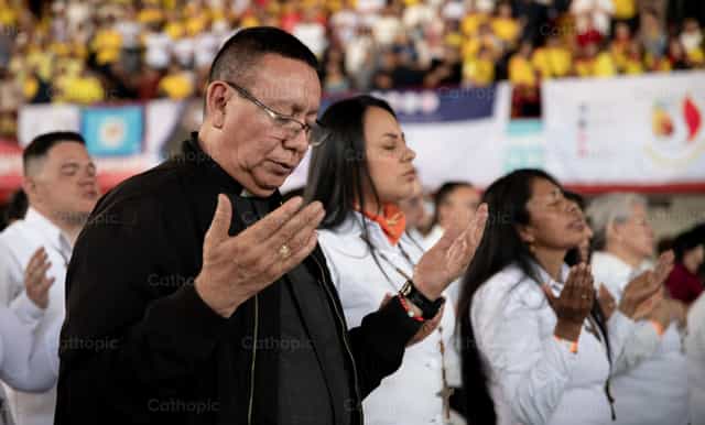 Sacerdote en oración - Banco de imágenes católicas - Fotografía por Carolina BR