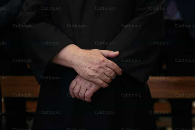 Detail of St. John of God's brother hands - Catholic stock images - Photo by Diócesis de Córdoba