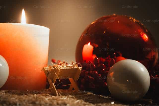 Manger and Christmas decorations - Catholic stock images - Photo by Santiago de la Hoz