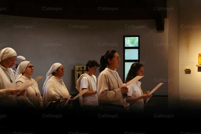 Augustinian Nuns singing psalms at Mass - Catholic stock images - Photo by Almures Studio