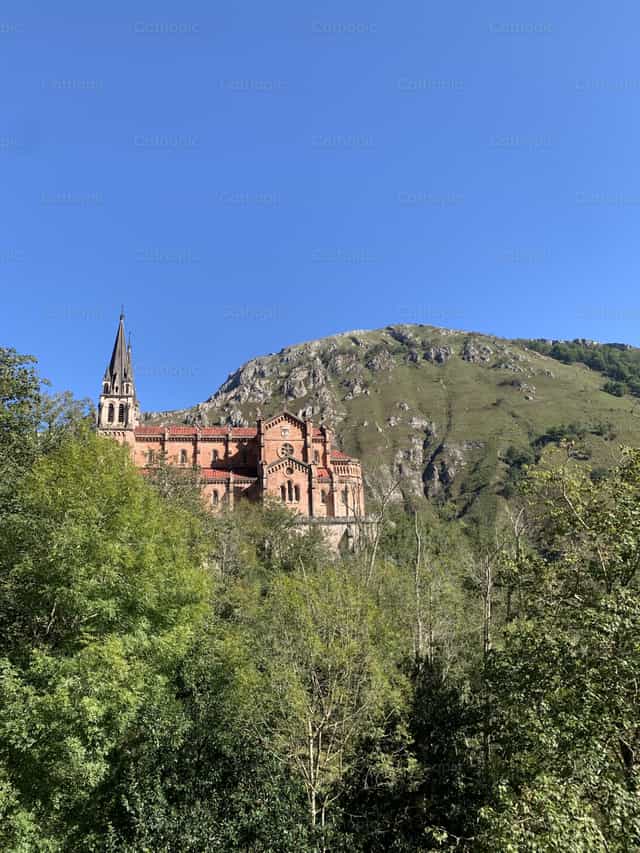 Basilika von Covadonga - Katholische Stockfotos