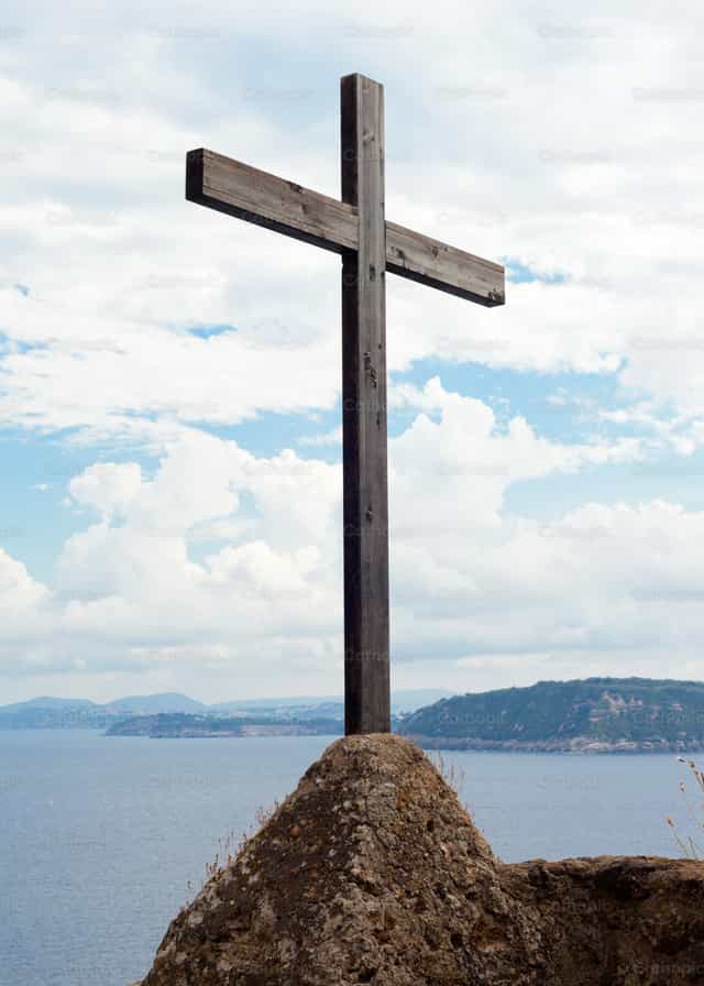 Crucifijo de madera en el Castillo de Aragón - Banco de imágenes católicas