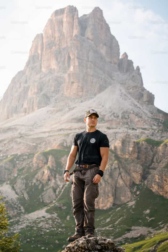 Senderista en la cima de las Dolomitas - Banco de imágenes católicas