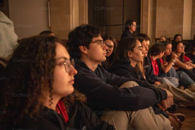 Jóvenes rezando juntos - Banco de imágenes católicas - Fotografía por Yandry Fernández Perdomo