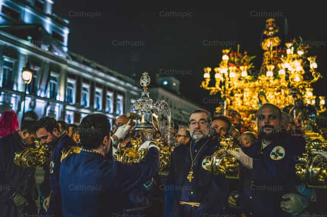Sonnerie de la cloche pour les porteurs de l’image - Images catholiques de stock - Photo de Adrian Martínez Cádiz