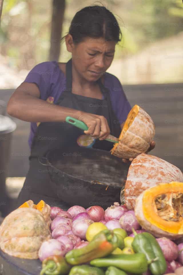 Preparando la comida - Banco de imágenes católicas - Fotografía por Carlos Daniel