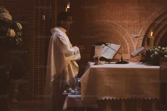 Sacerdote celebrando la Santa Misa - Banco de imágenes católicas - Fotografía por Almures Studio