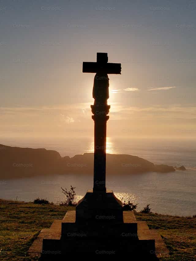 Cruz en el atardecer - Banco de imágenes católicas