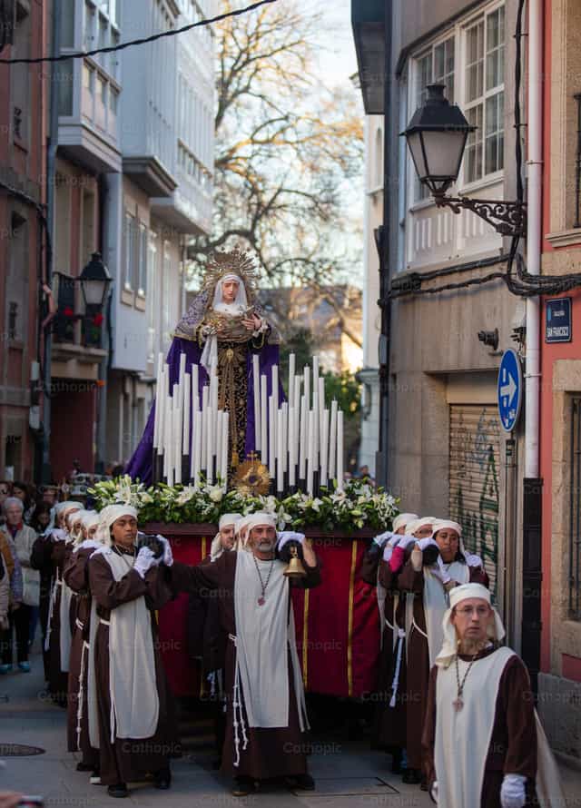 Men united carrying the image of the Virgin Dolorosa - Catholic stock images - Photo by Yandry Fernández Perdomo