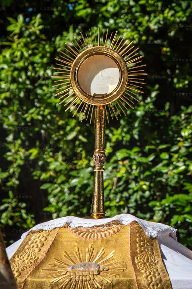 Jesús en la Eucaristía - Banco de imágenes católicas
