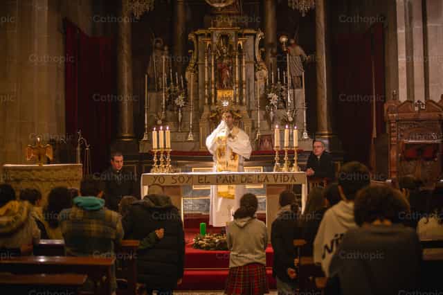 Sacramento de amor: Jesus bendice - Banco de imágenes católicas