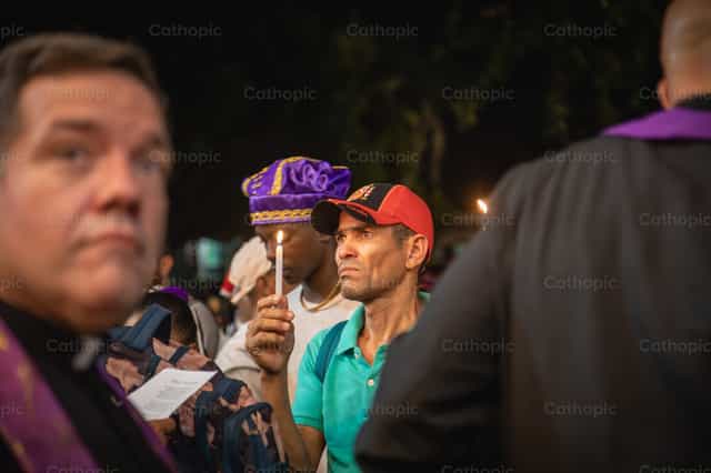Hombre rezando con vela - Banco de imágenes católicas - Fotografía por Yandry Fernández Perdomo