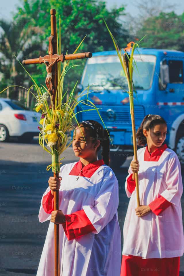 Monaguillos en la procesion - Banco de imágenes católicas
