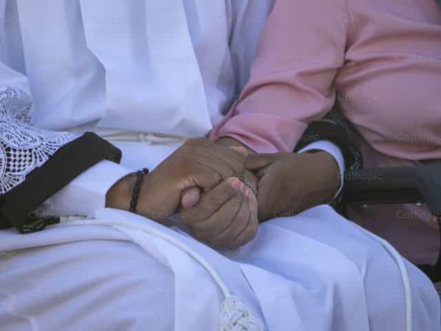 Les mains d’une mère - Images catholiques de stock