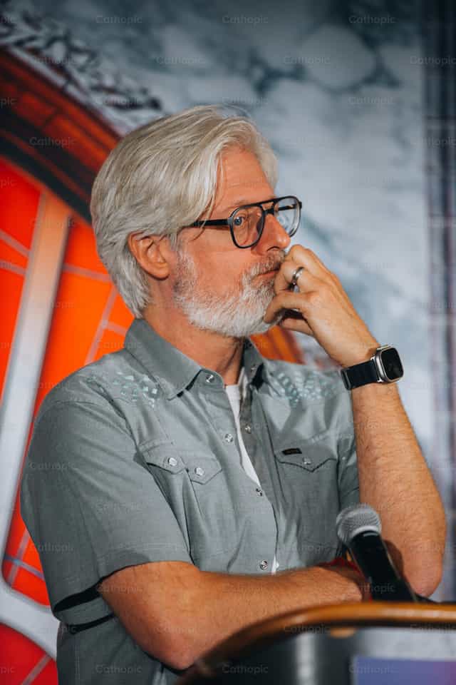 Matt Maher - Banco de imágenes católicas - Fotografía por Erick Macek