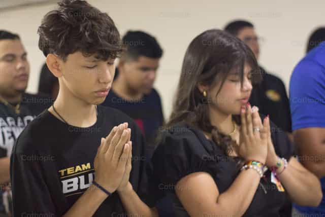 Oración Juvenil - Banco de imágenes católicas - Fotografía por Carlos Daniel