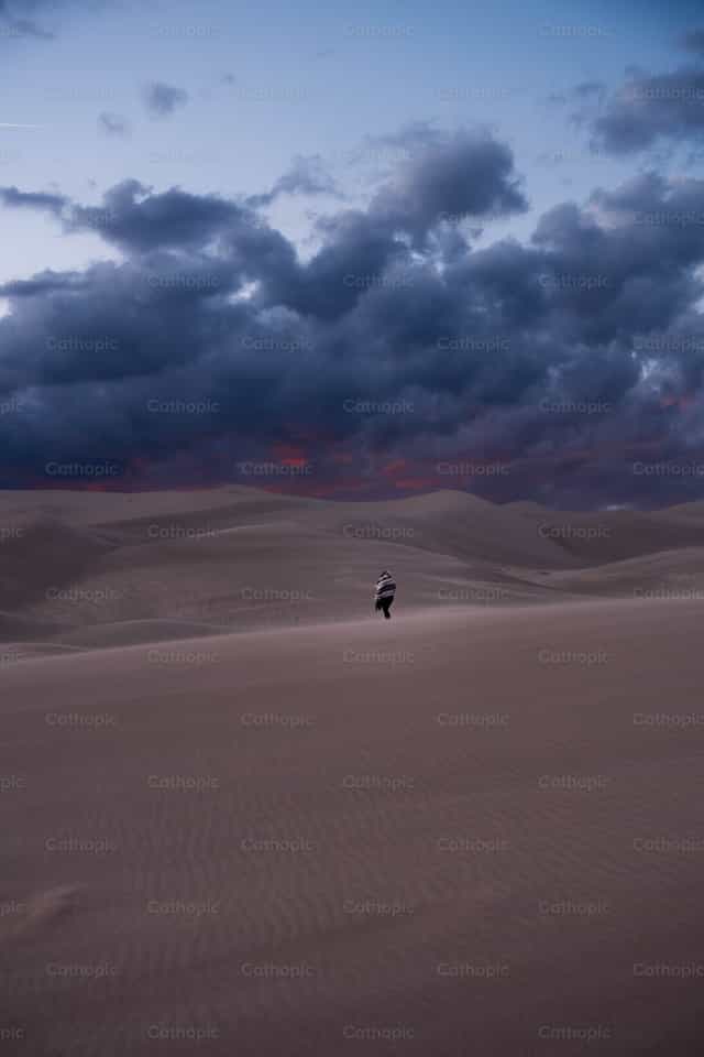 Persona caminando por el desierto - Banco de imágenes católicas - Fotografía por Santiago de la Hoz