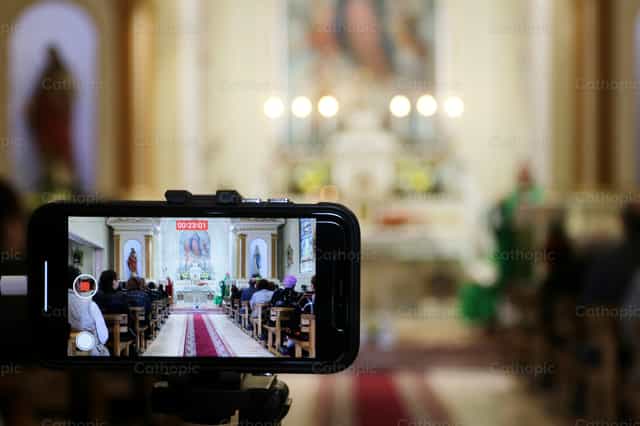 Transmissão da Missa ao vivo - Imagens católicas de stock - Foto de Cristina Grigore