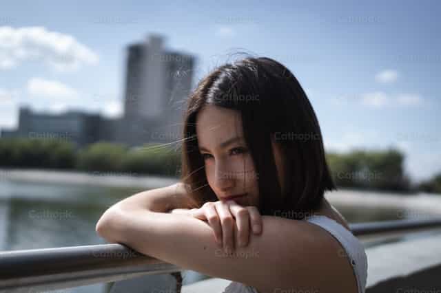 젊은 여인 - 가톨릭 스톡 이미지 - 사진 제공 Cathopic