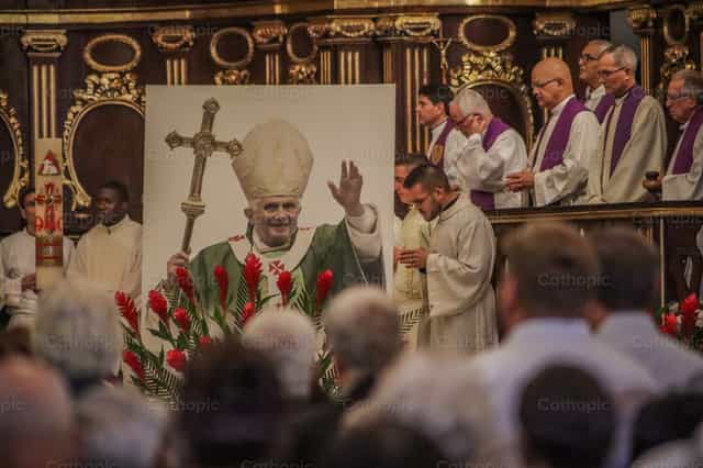 Cuadro de Benedicto XVI en Iglesia - Banco de imágenes católicas - Fotografía por Adrian Martínez Cádiz