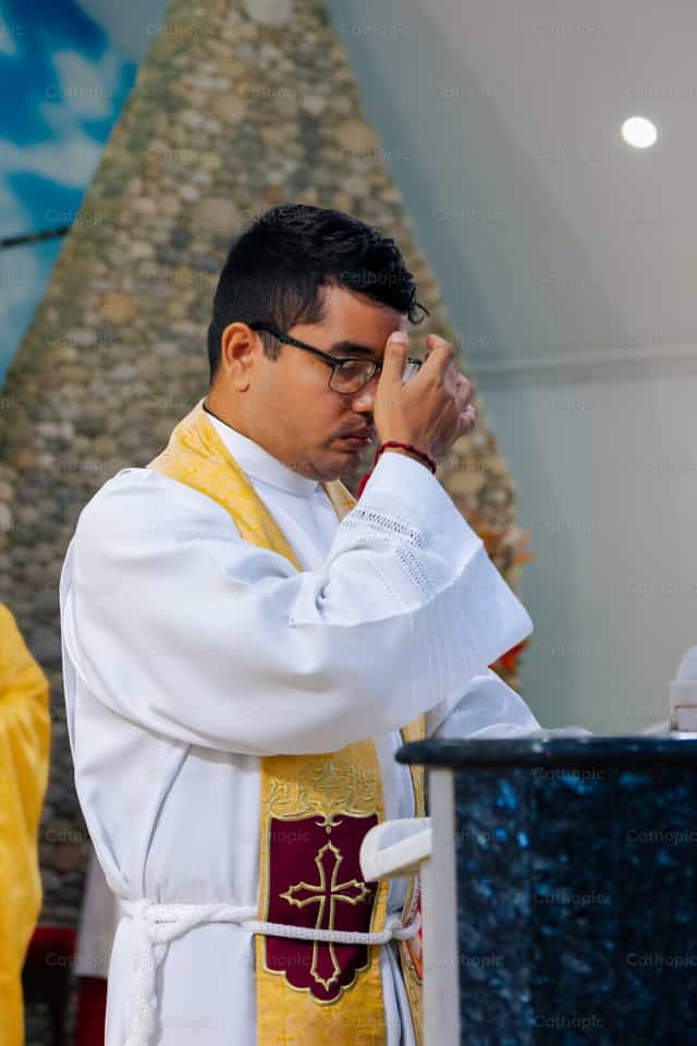 Proclamation du Saint Évangile - Images catholiques de stock